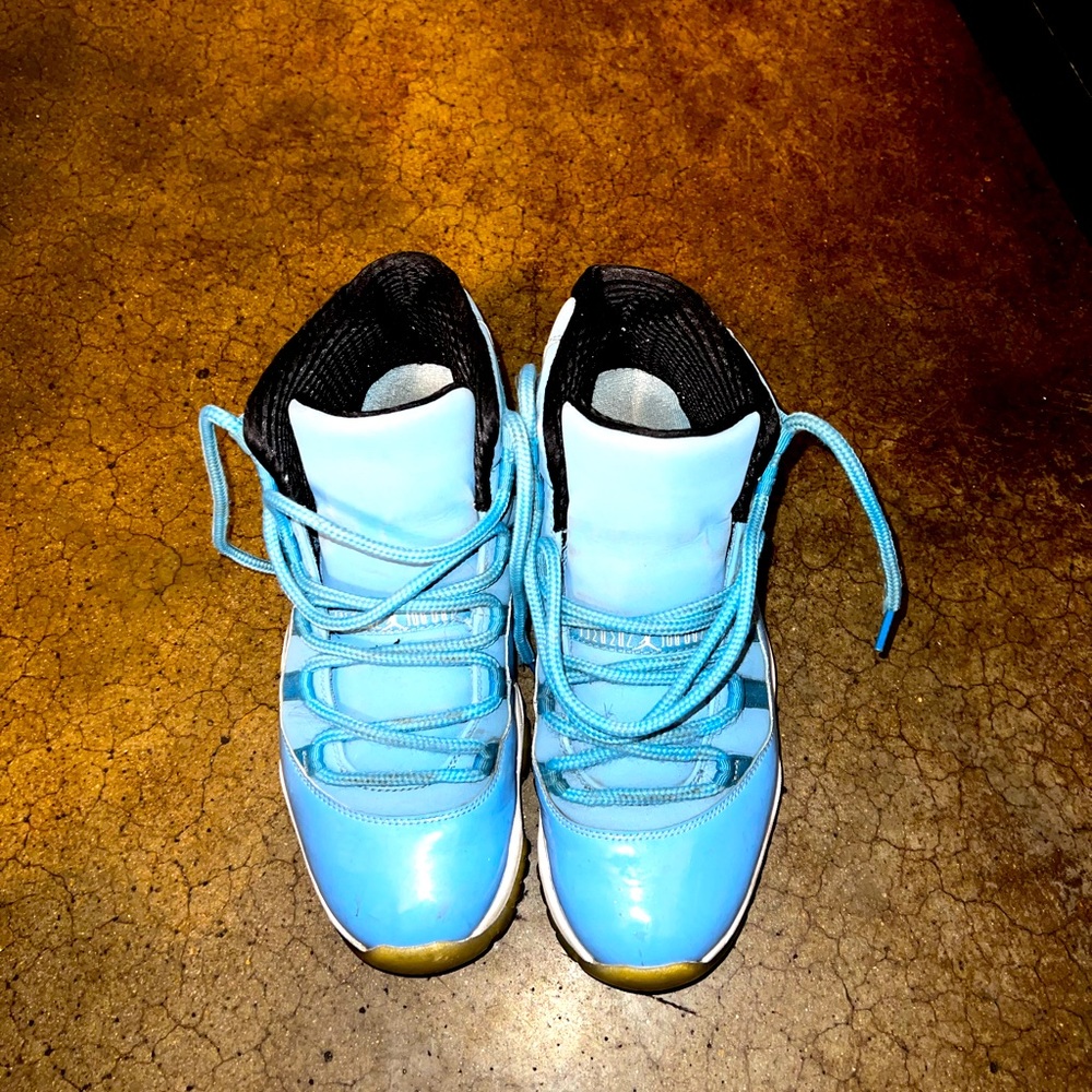 Jordan 11 Pantone